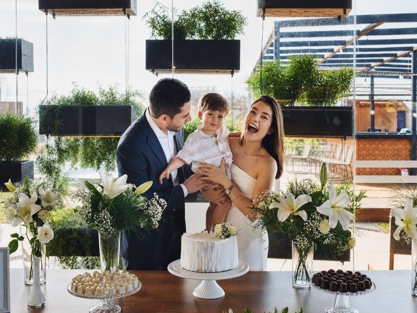 Casal sorrindo em momento de casamento